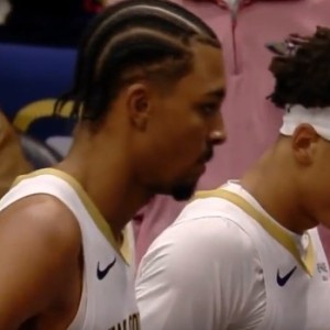 开云下载-不仅会扔三分！墨菲抢断反击表演单臂滑翔拉满战斧劈扣！