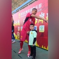 开云体育-爷爷啥时候来？记者分享动态，里瓦尔多之子的牵手球童是自己儿子