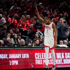 杜兰特：看着对方顶着防守投进超远三分 可能会让你感到泄气